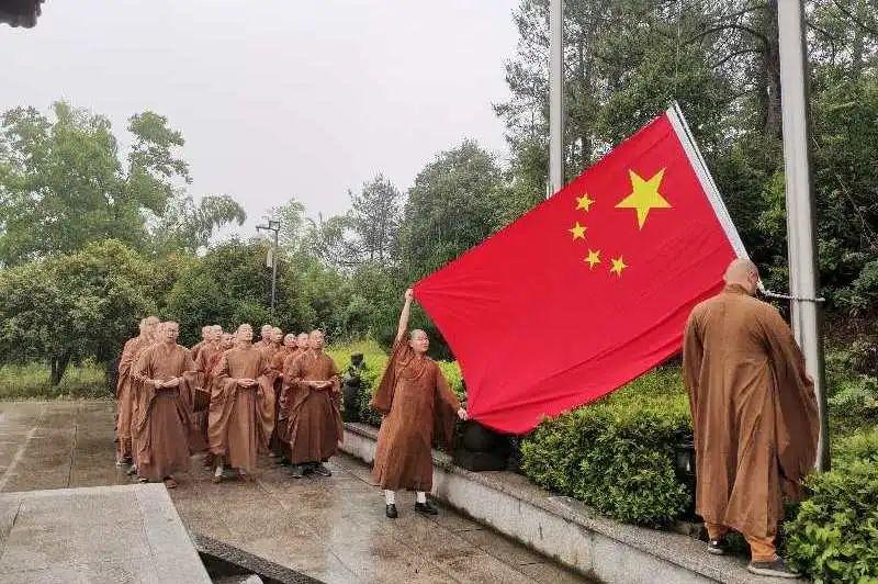 男士要如何进行穿搭，才会显得很稳重？